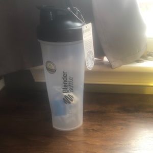 Blender Bottle 24 ounce workout protein shaker